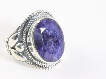 Zware bewerkte zilveren ring met blauwe saffier - maat 18