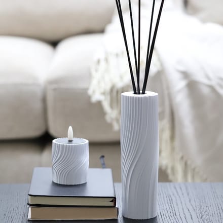 Giftset Geurstokjes Infinity Wit – Witte Geurstokjeshouder & Oplaadbare LED Kaars, Geur Amber Oak, Luxe Interieurparfum