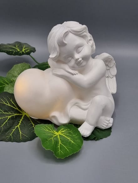 Engel - Hart - Zittend - 1/20/NUS - LED - Polystone - Grafdecoratie - Beeld - Inclusief batterijen