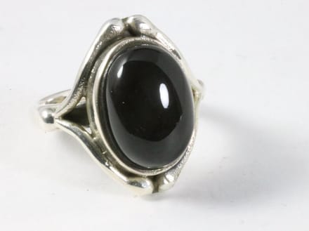 Bewerkte zilveren ring met onyx - maat 16