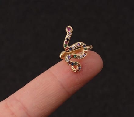 Slang ear cuff met gekleurde steentjes | goud gekleurd
