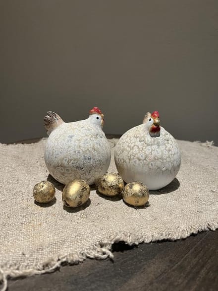 Klein wit kippetje- stoer sober- voorjaar- Pasen- wonen- decoratie