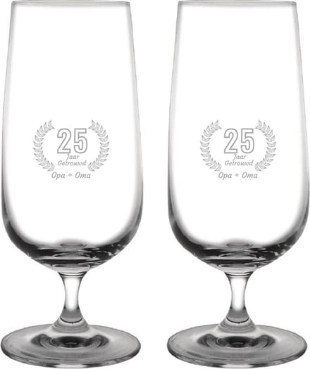 Gegraveerde set bierglazen op voet 41cl Opa + Oma 25 jaar getrouwd