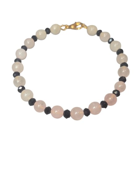 rozenkwarts armband met goudkleurige sluiting en zwarte spacers.