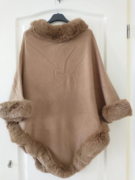 Dames poncho met imitatiebont camel