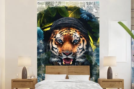 Behang - Fotobehang Tijger - Krant - Bloemen - Breedte 145 cm x hoogte 220 cm