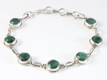 Bewerkte zilveren armband met smaragd