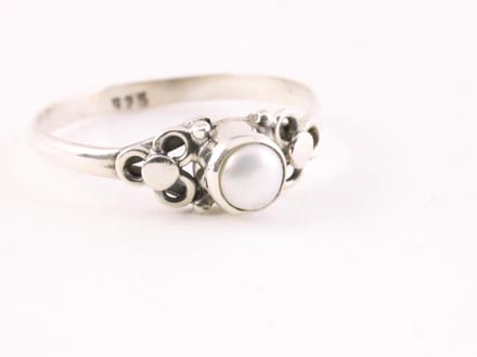 Fijne bewerkte zilveren ring met parel - maat 19