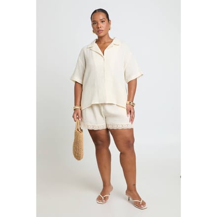 boohoo Dames Plus Kanten Zoom Flippy Short | Ecru | Maat: 48