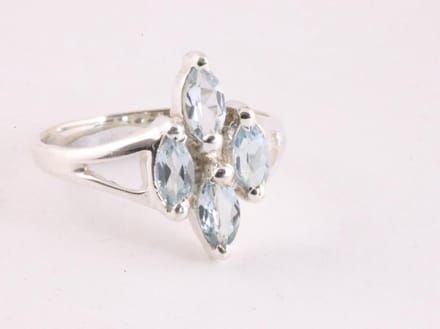 Fijne zilveren ring met blauwe topaas - maat 15.5