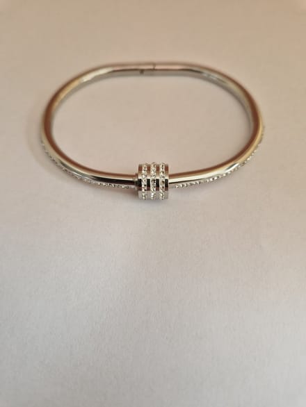 EHH BEAUTY -Luxe dames armband - zilverkleur - draaisluiting - met steentjes - Bangle