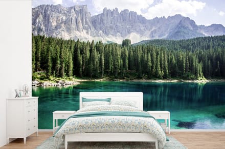 Behang - Fotobehang Berg - Bomen - Water - Breedte 420 cm x hoogte 280 cm