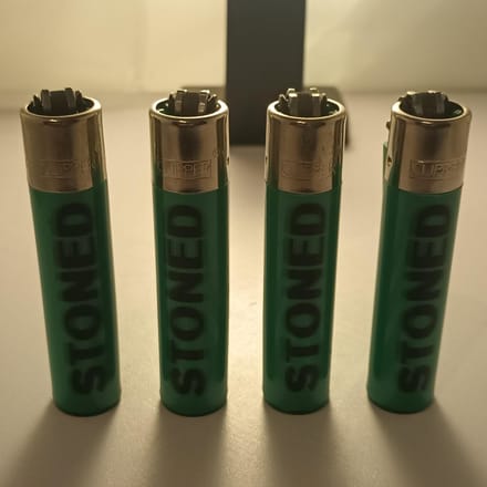 4 Clipper "Stoned" Aanstekers - Groen - Hervulbaar - Opschrift STONED - Hoog 7.5cm