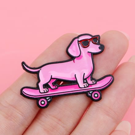 Pin roze teckel met skateboard, funny, hond, huisdier, broche, enamel pin, kledingspeld