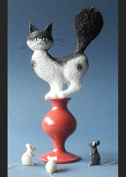 De kat die bang is voor muizen - 17 cm hoog - Parastone dubout cats beeldje