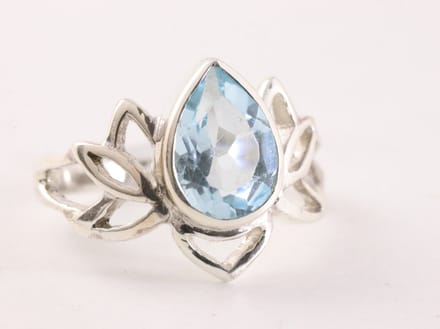 Opengewerkte zilveren lotus bloem ring met blauwe topaas - maat 17