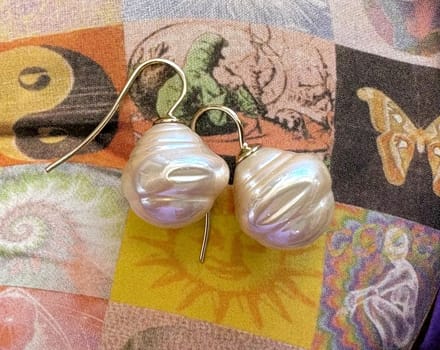 Barok parel oorbellen champagne/goud