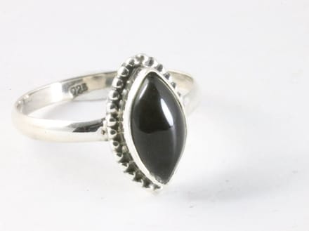 Fijne bewerkte zilveren ring met onyx - maat 18.5