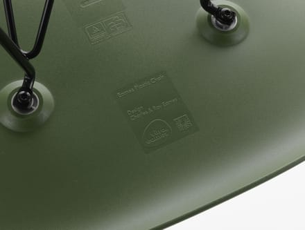 Vitra - DSW Eames Plastic Sidechair - donkere esdoorn - forest RE - groen