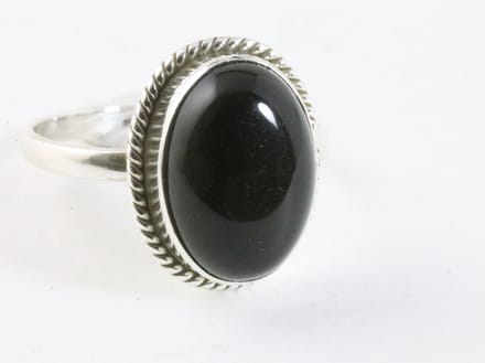 Bewerkte ovale zilveren ring met onyx - maat 20