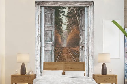 Behang - Fotobehang Treinrails - Herfst - Doorkijk - Bos - Breedte 145 cm x hoogte 220 cm