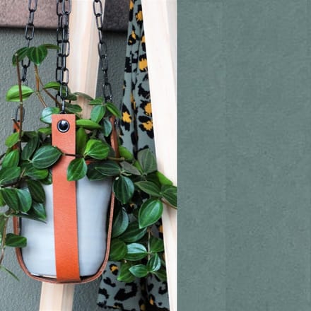 Leren plantenhanger | VAALGROEN (i.c.m. zwarte ketting)
