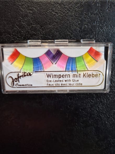 Kleurrijke regenboog hippie wimpers.