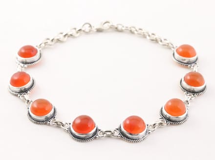 Bewerkte zilveren armband met carneool
