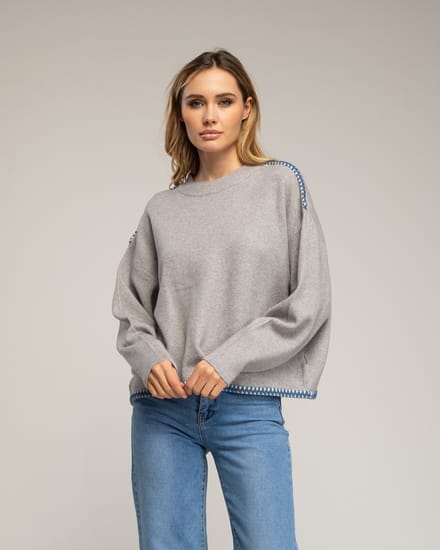 Oversized gebreide trui met stikseldetails aan de zoom en op de schouders.