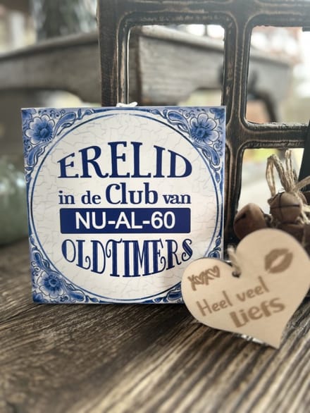 Creaties van Hier - Tegeltje nu-al-60 met houten hartje - 15 cm – Keramiek