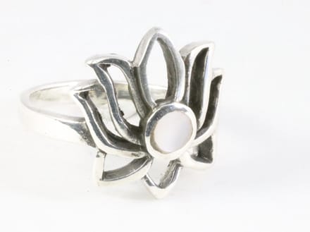 Opengewerkte zilveren lotus bloem ring met parelmoer - maat 16