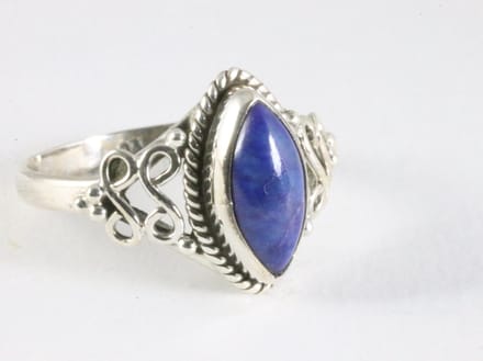 Fijne bewerkte zilveren ring met lapis lazuli - maat 19