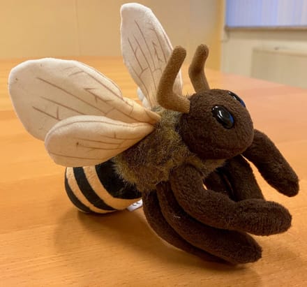 Living Nature knuffel De Europese Bij. 20 cm