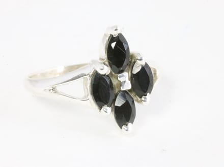 Fijne zilveren ring met onyx - maat 16