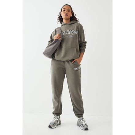 boohoo Dames DSGN Studio Applique Oversized Cuffed Jogger | Khaki | Maat: XS