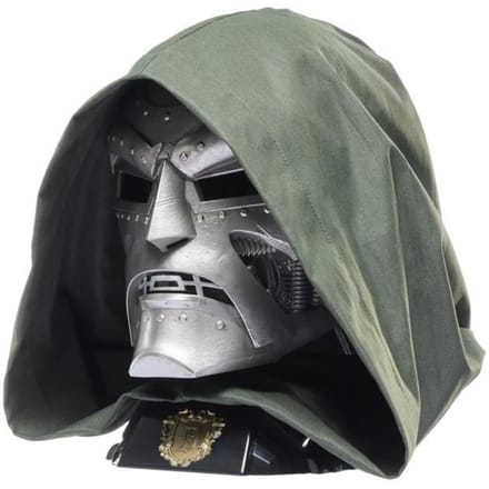 Hasbro Marvel Legends premium roleplay helm Doctor Doom 1:1 replica.