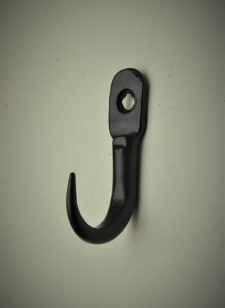 Harvey's Home, klein ophanghaakje Jasper, Zwart, handmade, 4 x 1 x2 cm.