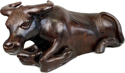 Liggende stier / Handgemaakte houten beeld / Indonesisch beeld