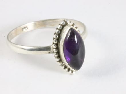 Fijne bewerkte zilveren ring met amethist - maat 17