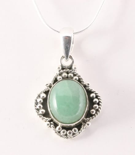 Bewerkte zilveren hanger met jade aan ketting