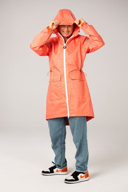 Ducksday - Regenjas Dames - Waterdicht - Parka met Capuchon - Reflecterend - Half Lang Model - Gevoerd - Koraalrood - Maat Medium 38/40