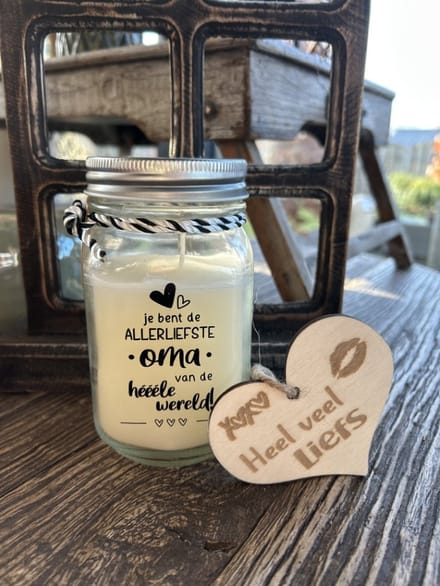 Creaties van Hier - Black & White scented candles Oma met houten hartje – 13,5 cm – vanille