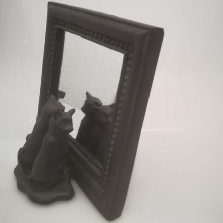 Maddeco - polystone spiegeltje met twee poezen ervoor