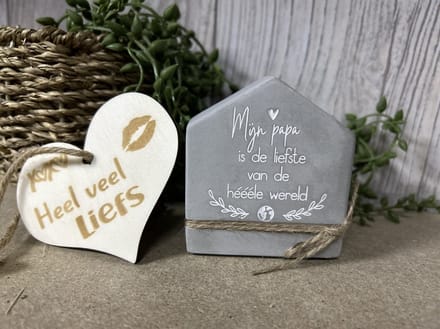 Creaties van Hier – Cement house Papa met houten hartje - 8 cm – Cement