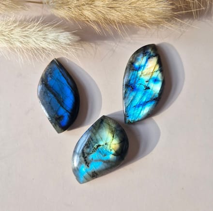 Labradoriet Leaf – Edelsteen Carving met Flash (+/-3 cm) (Sieraden Cabochon)