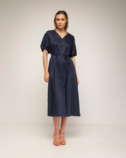 Oversized jurk met gerimpelde mouwen, V-hals en een losse ceintuur