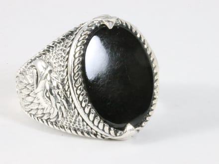 Zware bewerkte zilveren ring met onyx - maat 19