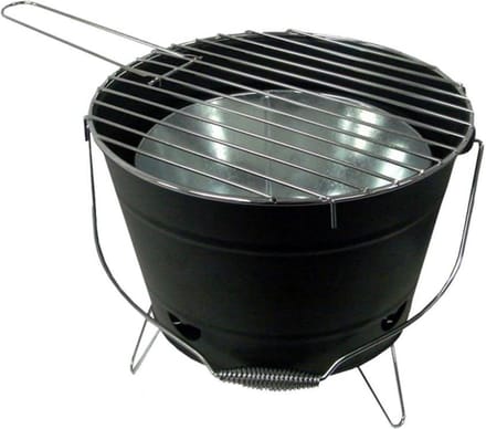 Draagbare barbecue voor in de tuin - terras en zomer barbecue.