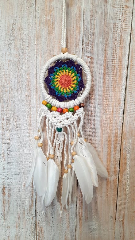 Dromenvanger regenboog gekleurd macrame met gekleurde kralen ±10cm
