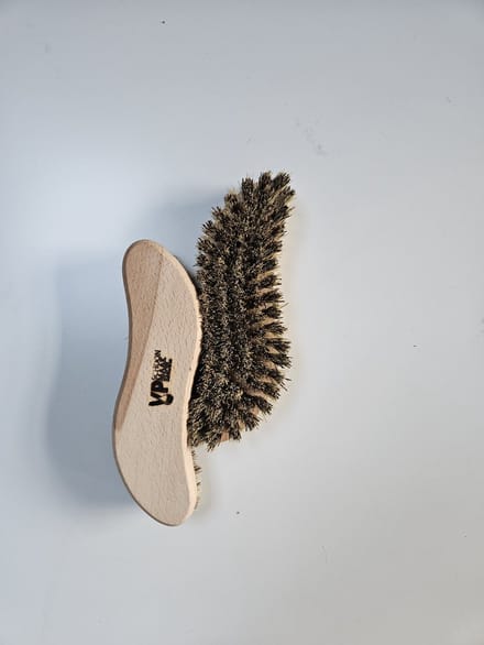 Houten werkborstel met harde haren 20 cm in een s vorm